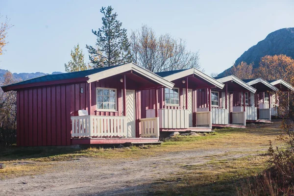 Vista Local Acampamento Norueguês Clássico Com Casas Vermelhas Madeira Tradicionais — Fotografia de Stock