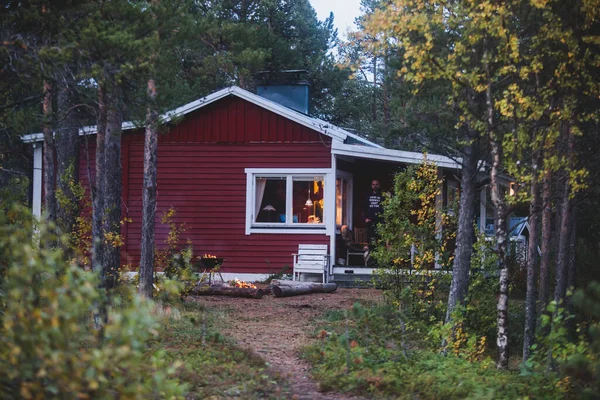 Widok Klasycznego Szwedzkiego Kempingu Tradycyjnymi Drewnianymi Domkami Letniskowymi Laponia Północna — Zdjęcie stockowe