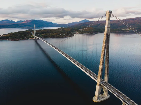 ノルウェーのノルトランド郡ナルヴィク市のロンバクスフィヨルデンを横断するハロガランド吊り橋の空中ビュー ヨーロッパルートE6ハイワの一部 — ストック写真