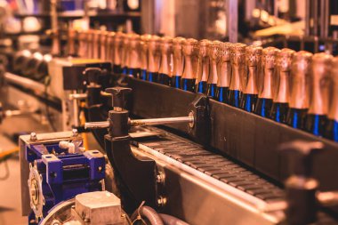 Taşıma bandındaki cam şişelerin görüntüsü, üretim hattındaki şişe boyunları, bira fabrikası ekipmanları, şarap fabrikasının içi, alkol üretimi süreci...