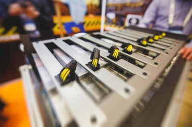 Bitcoin kripto para madencilik çiftliği ekipmanlarının yakın görüntüsü, vantilatörlü elektronik cihazlar, madencilik teknolojisi kavramı