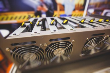 Bitcoin kripto para madencilik çiftliği ekipmanlarının yakın görüntüsü, vantilatörlü elektronik cihazlar, madencilik teknolojisi kavramı