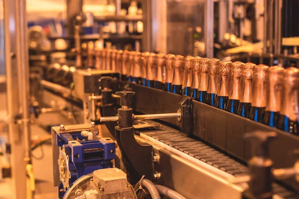 Blick Auf Glasflaschen Auf Dem Förderband Flaschenhals Auf Der Produktionslinie — Stockfoto