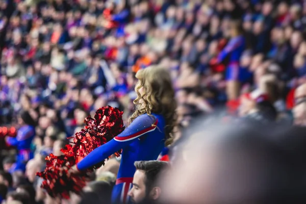 Cheerleader Rotblauer Uniform Mit Bommelmütze Und Publikum Hintergrund Das Während — Stockfoto