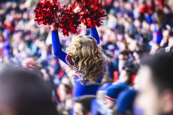 Cheerleader Rotblauer Uniform Mit Bommelmütze Und Publikum Hintergrund Das Während — Stockfoto