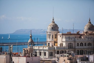 Alicante, Valencia Topluluğu 'nun güzel geniş hava manzarası, İspanya' nın Alicante limanı, plaj ve marinası, dağları ve gökdelenleri, güneşli bir günde Benacantil Dağı 'ndaki Santa Barbara Kalesi' nden görülüyor.