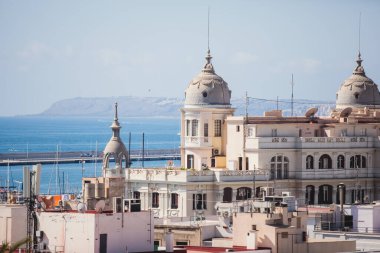 Alicante, Valencia Topluluğu 'nun güzel geniş hava manzarası, İspanya' nın Alicante limanı, plaj ve marinası, dağları ve gökdelenleri, güneşli bir günde Benacantil Dağı 'ndaki Santa Barbara Kalesi' nden görülüyor.