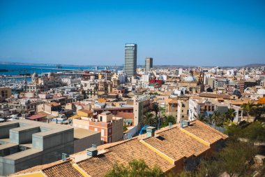 Alicante, Valencia Topluluğu 'nun güzel geniş hava manzarası, İspanya' nın Alicante limanı, plaj ve marinası, dağları ve gökdelenleri, güneşli bir günde Benacantil Dağı 'ndaki Santa Barbara Kalesi' nden görülüyor.