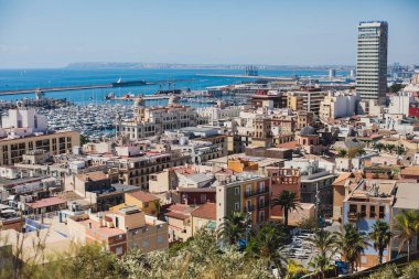 Alicante, Valencia Topluluğu 'nun güzel geniş hava manzarası, İspanya' nın Alicante limanı, plaj ve marinası, dağları ve gökdelenleri, güneşli bir günde Benacantil Dağı 'ndaki Santa Barbara Kalesi' nden görülüyor.