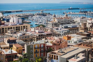 Alicante, Valencia Topluluğu 'nun güzel geniş hava manzarası, İspanya' nın Alicante limanı, plaj ve marinası, dağları ve gökdelenleri, güneşli bir günde Benacantil Dağı 'ndaki Santa Barbara Kalesi' nden görülüyor.