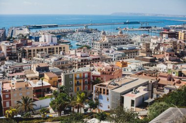 Alicante, Valencia Topluluğu 'nun güzel geniş hava manzarası, İspanya' nın Alicante limanı, plaj ve marinası, dağları ve gökdelenleri, güneşli bir günde Benacantil Dağı 'ndaki Santa Barbara Kalesi' nden görülüyor.