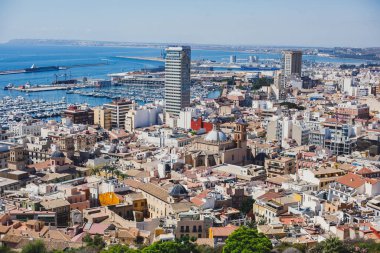 Alicante, Valencia Topluluğu 'nun güzel geniş hava manzarası, İspanya' nın Alicante limanı, plaj ve marinası, dağları ve gökdelenleri, güneşli bir günde Benacantil Dağı 'ndaki Santa Barbara Kalesi' nden görülüyor.