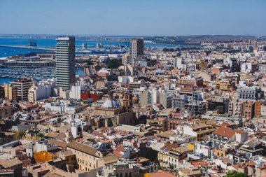 Alicante, Valencia Topluluğu 'nun güzel geniş hava manzarası, İspanya' nın Alicante limanı, plaj ve marinası, dağları ve gökdelenleri, güneşli bir günde Benacantil Dağı 'ndaki Santa Barbara Kalesi' nden görülüyor.