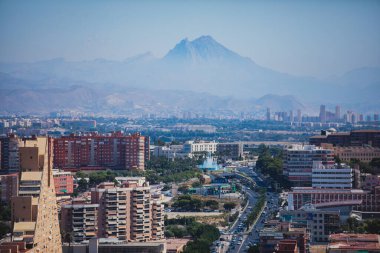 Alicante, Valencia Topluluğu 'nun güzel geniş hava manzarası, İspanya' nın Alicante limanı, plaj ve marinası, dağları ve gökdelenleri, güneşli bir günde Benacantil Dağı 'ndaki Santa Barbara Kalesi' nden görülüyor.
