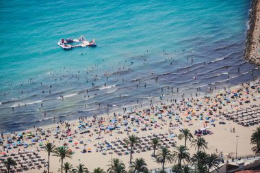 Alicante, Valencia Topluluğu 'nun güzel geniş hava manzarası, İspanya' nın Alicante limanı, plaj ve marinası, dağları ve gökdelenleri, güneşli bir günde Benacantil Dağı 'ndaki Santa Barbara Kalesi' nden görülüyor.