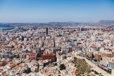 Alicante, Valencia Topluluğu 'nun güzel geniş hava manzarası, İspanya' nın Alicante limanı, plaj ve marinası, dağları ve gökdelenleri, güneşli bir günde Benacantil Dağı 'ndaki Santa Barbara Kalesi' nden görülüyor.