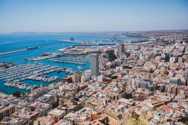 Alicante, Valencia Topluluğu 'nun güzel geniş hava manzarası, İspanya' nın Alicante limanı, plaj ve marinası, dağları ve gökdelenleri, güneşli bir günde Benacantil Dağı 'ndaki Santa Barbara Kalesi' nden görülüyor.