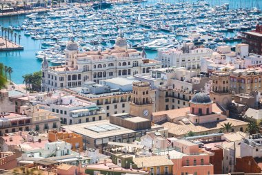 Alicante, Valencia Topluluğu 'nun güzel geniş hava manzarası, İspanya' nın Alicante limanı, plaj ve marinası, dağları ve gökdelenleri, güneşli bir günde Benacantil Dağı 'ndaki Santa Barbara Kalesi' nden görülüyor.