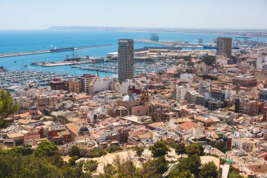 Alicante, Valencia Topluluğu 'nun güzel geniş hava manzarası, İspanya' nın Alicante limanı, plaj ve marinası, dağları ve gökdelenleri, güneşli bir günde Benacantil Dağı 'ndaki Santa Barbara Kalesi' nden görülüyor.