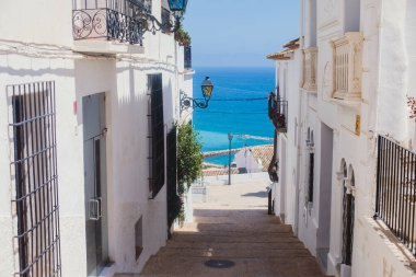 Güzel yaz güneşli Altea kasabası, Altea, Marina Baixa, Alicante ili, Akdeniz kıyısı, Costa Blanca, Valencia Topluluğu