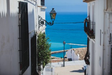 Güzel yaz güneşli Altea kasabası, Altea, Marina Baixa, Alicante ili, Akdeniz kıyısı, Costa Blanca, Valencia Topluluğu
