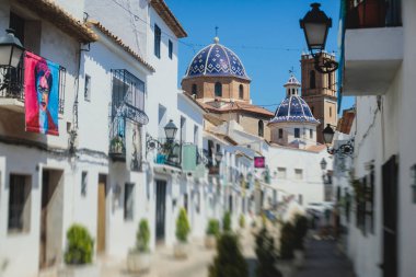 Güzel yaz güneşli Altea kasabası, Altea, Marina Baixa, Alicante ili, Akdeniz kıyısı, Costa Blanca, Valencia Topluluğu