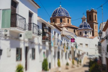 Güzel yaz güneşli Altea kasabası, Altea, Marina Baixa, Alicante ili, Akdeniz kıyısı, Costa Blanca, Valencia Topluluğu