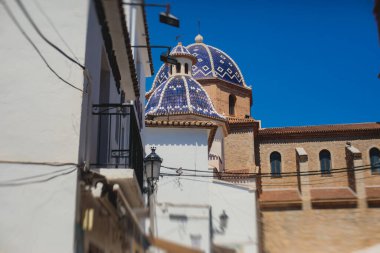 Güzel yaz güneşli Altea kasabası, Altea, Marina Baixa, Alicante ili, Akdeniz kıyısı, Costa Blanca, Valencia Topluluğu