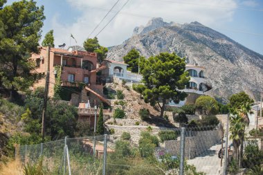 Calpe şehrinin yaz manzarası, Calp, liman ve sahil ve Penon de Ifach dağı, Marina Alta, Alicante ili, Valencia Topluluğu, İspanya