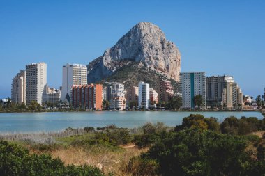 Calpe şehrinin yaz manzarası, Calp, liman ve sahil ve Penon de Ifach dağı, Marina Alta, Alicante ili, Valencia Topluluğu, İspanya
