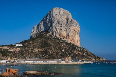 Calpe şehrinin yaz manzarası, Calp, liman ve sahil ve Penon de Ifach dağı, Marina Alta, Alicante ili, Valencia Topluluğu, İspanya
