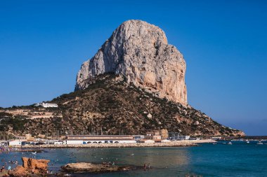 Calpe şehrinin yaz manzarası, Calp, liman ve sahil ve Penon de Ifach dağı, Marina Alta, Alicante ili, Valencia Topluluğu, İspanya