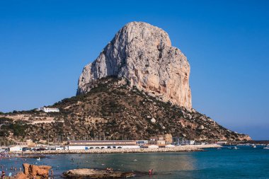 Calpe şehrinin yaz manzarası, Calp, liman ve sahil ve Penon de Ifach dağı, Marina Alta, Alicante ili, Valencia Topluluğu, İspanya