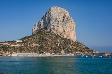 Calpe şehrinin yaz manzarası, Calp, liman ve sahil ve Penon de Ifach dağı, Marina Alta, Alicante ili, Valencia Topluluğu, İspanya