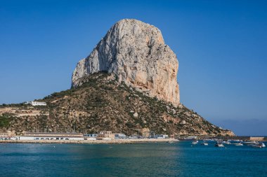 Calpe şehrinin yaz manzarası, Calp, liman ve sahil ve Penon de Ifach dağı, Marina Alta, Alicante ili, Valencia Topluluğu, İspanya