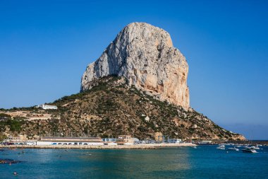 Calpe şehrinin yaz manzarası, Calp, liman ve sahil ve Penon de Ifach dağı, Marina Alta, Alicante ili, Valencia Topluluğu, İspanya