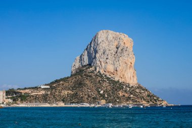 Calpe şehrinin yaz manzarası, Calp, liman ve sahil ve Penon de Ifach dağı, Marina Alta, Alicante ili, Valencia Topluluğu, İspanya