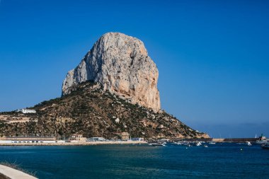 Calpe şehrinin yaz manzarası, Calp, liman ve sahil ve Penon de Ifach dağı, Marina Alta, Alicante ili, Valencia Topluluğu, İspanya