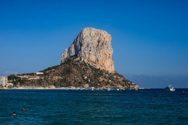 Calpe şehrinin yaz manzarası, Calp, liman ve sahil ve Penon de Ifach dağı, Marina Alta, Alicante ili, Valencia Topluluğu, İspanya