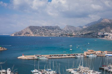 Calpe şehrinin yaz manzarası, Calp, liman ve sahil ve Penon de Ifach dağı, Marina Alta, Alicante ili, Valencia Topluluğu, İspanya