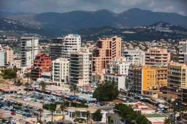 Calpe şehrinin yaz manzarası, Calp, liman ve sahil ve Penon de Ifach dağı, Marina Alta, Alicante ili, Valencia Topluluğu, İspanya