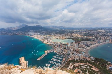Calpe şehrinin yaz manzarası, Calp, liman ve sahil ve Penon de Ifach dağı, Marina Alta, Alicante ili, Valencia Topluluğu, İspanya