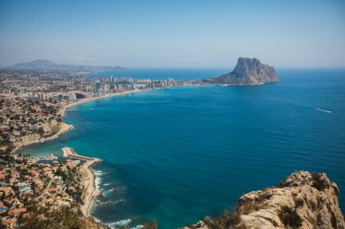 Calpe, Calp, İspanya 'nın süper geniş açılı hava manzarası, liman ve ufuk çizgisi, Penon de Ifach dağı, şehrin ötesinde plaj ve manzara, Mirador Monte Toix dağ bakış açısından görülüyor.