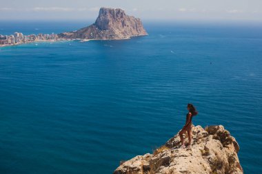 Calpe, Calp, İspanya 'nın süper geniş açılı hava manzarası, liman ve ufuk çizgisi, Penon de Ifach dağı, şehrin ötesinde plaj ve manzara, Mirador Monte Toix dağ bakış açısından görülüyor.