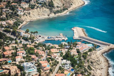 Calpe, Calp, İspanya 'nın süper geniş açılı hava manzarası, liman ve ufuk çizgisi, Penon de Ifach dağı, şehrin ötesinde plaj ve manzara, Mirador Monte Toix dağ bakış açısından görülüyor.