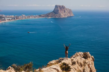 Calpe, Calp, İspanya 'nın süper geniş açılı hava manzarası, liman ve ufuk çizgisi, Penon de Ifach dağı, şehrin ötesinde plaj ve manzara, Mirador Monte Toix dağ bakış açısından görülüyor.