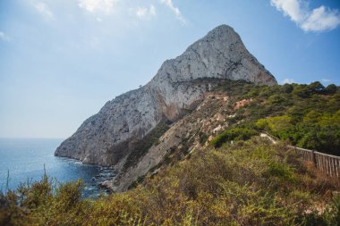 Penon de Ifach dağıyla Calpe Calp kasabası Penyal d 'Ifac Doğal Parkı' na yürüyüş sırasında, Marina Alta, Alicante ili, Valencia Topluluğu, İspanya