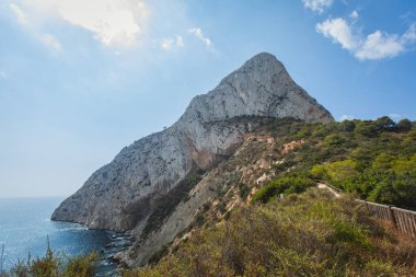 Penon de Ifach dağıyla Calpe Calp kasabası Penyal d 'Ifac Doğal Parkı' na yürüyüş sırasında, Marina Alta, Alicante ili, Valencia Topluluğu, İspanya