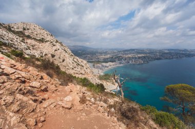 Penon de Ifach dağıyla Calpe Calp kasabası Penyal d 'Ifac Doğal Parkı' na yürüyüş sırasında, Marina Alta, Alicante ili, Valencia Topluluğu, İspanya