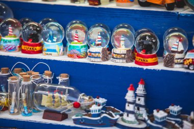 Geleneksel turist hatıraları ve Calpe, Calp, Alicante, Valencia 'dan hediyeler oyuncaklarla, buzdolabı mıknatısları ve anahtarlık anahtarlıklarıyla yerel bir hediyelik eşya.